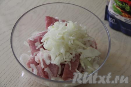 В миске соединить кусочки свинины и лук.