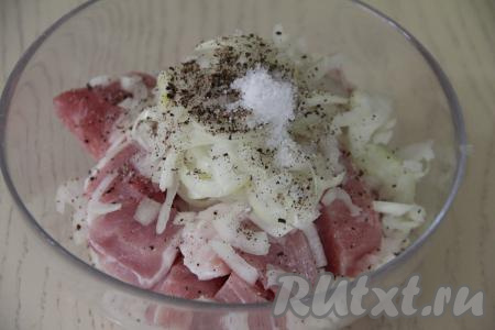 Добавить соль и чёрный молотый перец по вкусу.