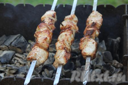 Шашлык из свинины жарить без прямого огня, используя только жар углей, примерно 15-20 минут (до золотистого цвета), часто переворачивая шампуры, чтобы мясо равномерно прожарилось со всех сторон. Готовность проверить, надрезав кусок мяса (если в надрезе на свинине нет кровяных вкраплений, значит мясо готово).