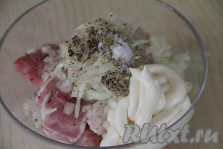 Выложить в миску со свининой майонез.