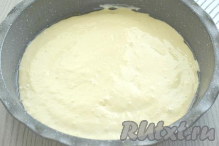 Форму для выпечки (я взяла форму диаметром 28 сантиметров) смазываем растительным маслом, дно и бока формы, по желанию, можно присыпать панировочным сухарями. Половину теста выливаем в форму.