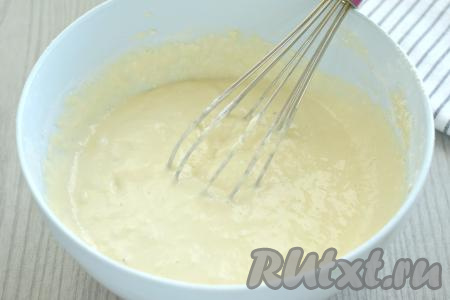 Частями просеивая оставшуюся муку, замешиваем однородное тесто средней густоты. Муки может потребоваться как больше, так и меньше, главное - ориентироваться на густоту замешиваемого теста. Как только тесто стало средней густоты, значит больше муку добавлять не нужно.