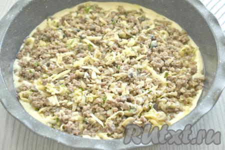 На тесто выкладываем ровным слоем начинку из фарша и грибов.