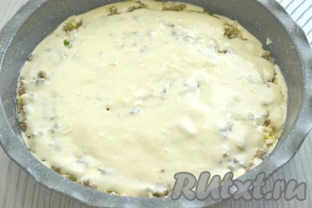 Начинку равномерно заливаем оставшейся половиной теста.