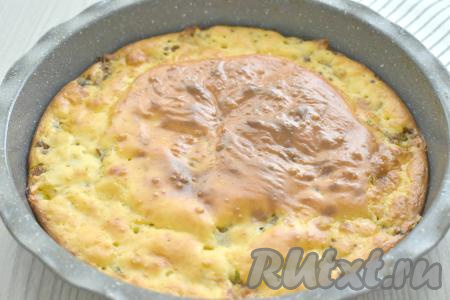 Ставим форму в духовку, разогретую до 180 градусов, выпекаем пирог с фаршем и грибами минут 40. Для того чтобы проверить готовность заливного пирога, прокалываем его сверху сухой деревянной шпажкой, если после прокола на шпажке не будет следов теста, она останется сухой, значит выпечка готова. Достаём пирог из духовки и даём ему остыть в форме.