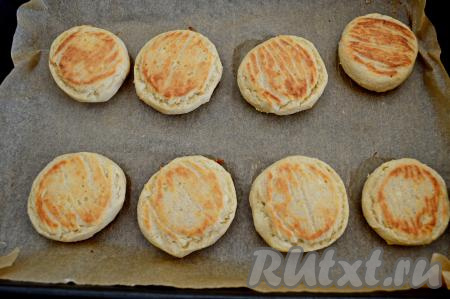 Вот какие красавцы у меня получились. Они пышные, как и вся выпечка с творогом, но по мере остывания сырники немного осядут.