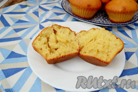 А вот как выглядят в разломе творожные кексы, приготовленные на сметане без добавления масла по этому простому рецепту.