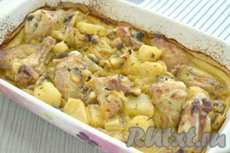 Запекаем курицу с грибами и ананасами при температуре 190 градусов 30 минут под фольгой. Спустя это время фольгу убираем и продолжаем запекать в духовке ещё 15 минут.