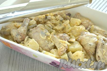 Кусочки курицы вместе с ананасами и грибами, покрытые сметаной и специями со всех сторон, перекладываем в форму для запекания. Форму сверху накрываем фольгой и ставим в хорошо прогревшуюся духовку.