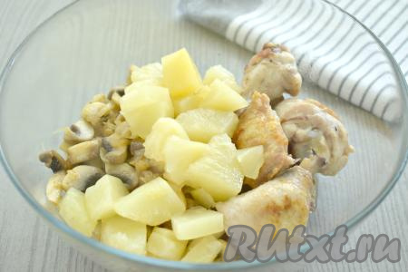 Немного остывшие шампиньоны с луком перекладываем в миску с курицей, добавляем кусочки консервированных ананасов (если используете кольца ананасов, тогда разрежьте их на 2-4 части).
