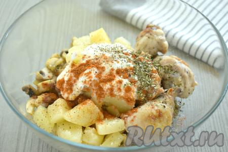 Добавляем к курице, грибам и ананасам сметану, по вкусу солим, посыпаем специями (я всыпала паприку, чёрный молотый перец и 0,5 чайной ложки прованских трав), тщательно перемешиваем.