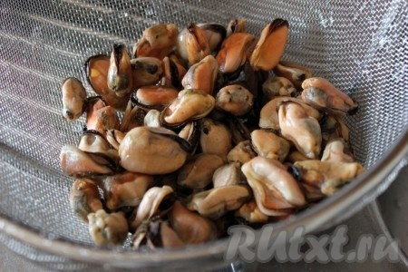 Замороженные мидии ошпарить для удаления с них ледяной глазури.