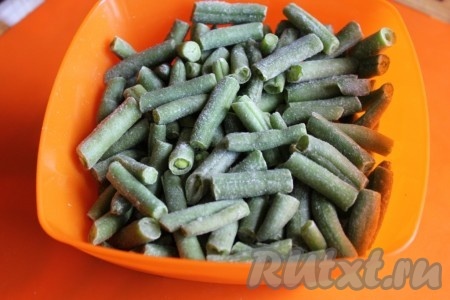 Фасоль стручковую замороженную забросить в кипящую воду.