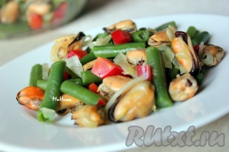 Салат с мидиями и стручковой фасолью