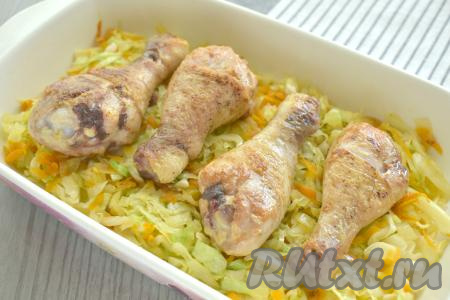 На капусту кладём обжаренные куриные ножки.