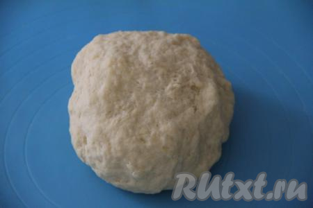 Тесто для вареников должно получиться нежным, пластичным, не липнущим к рукам, если будет необходимость, добавьте ещё немного муки. Замешанное тесто для вареников поместить в пакет и оставить на кухонном столе на 30 минут.&nbsp;