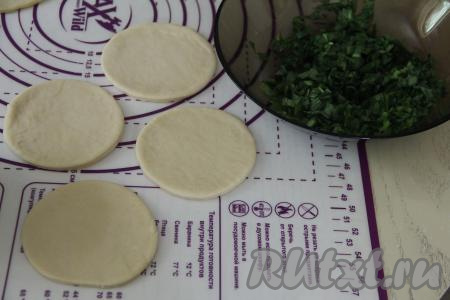 На присыпанной мукой поверхности раскатать тесто в пласт толщиной 2 миллиметра, затем вырезать кружочки диаметром 10-12 сантиметров.&nbsp;