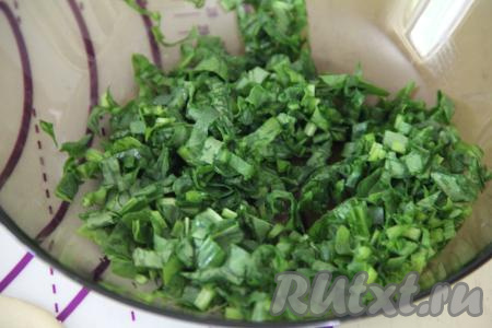 Листья щавеля хорошо промыть водой, мелко нарезать, выложить в миску и немного помять руками.&nbsp;