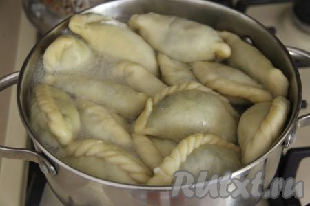 Варить вареники с момента закипания 10 минут на умеренном огне. Готовые вареники выловить шумовкой и подать к столу в горячем виде.