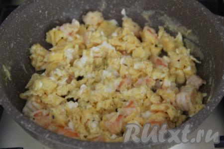 Не пересушите скрэмбл, яичная текстура должна остаться немного влажной.&nbsp;