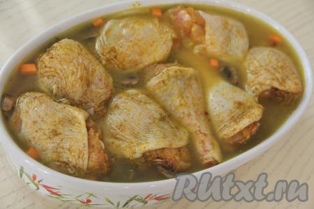 Выложить кусочки курицы. Поставить форму в разогретую духовку и готовить при температуре 200 градусов примерно 50 минут.