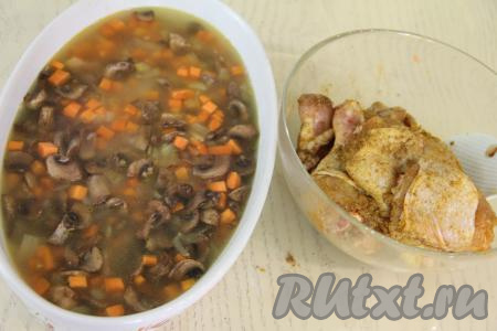 Влить в форму 500 миллилитров горячей воды, добавить немного соли, перемешать.