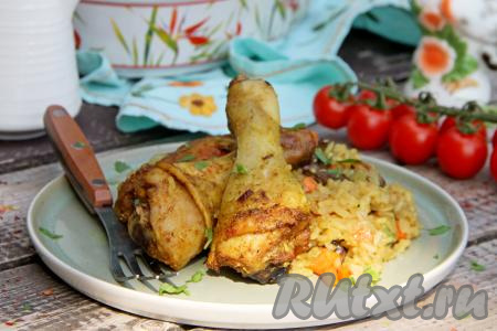 Достать форму с готовым блюдом из духовки. Рассыпчатый рис вместе сочными кусочками курицы и ароматными грибами в горячем виде подать к столу, дополнив, по желанию, свежими или маринованными овощами.