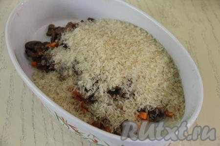 Затем всыпать рис. 