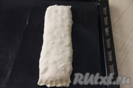 Скрепить края рулета. Переложить рулет на противень, застеленный ковриком (или пергаментом) для выпечки.