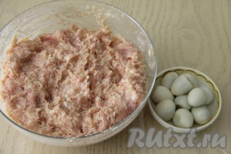 Хорошо вымесить фарш.&nbsp;