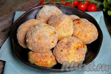 Готовые зразы достать из духовки, переложить на тарелку и подать к столу с любым гарниром в горячем виде.