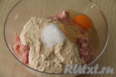 Всыпать соль и специи.