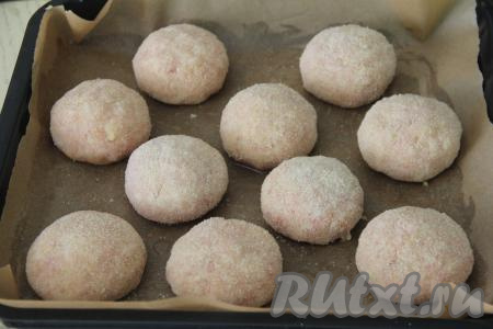 Форму для запекания (или противень) застелить пергаментом, немного смазать растительным маслом. Затем выложить зразу, покрытую панировочными сухарями. Аналогично сформировать все зразы с перепелиными яйцами внутри и выложить в форму.