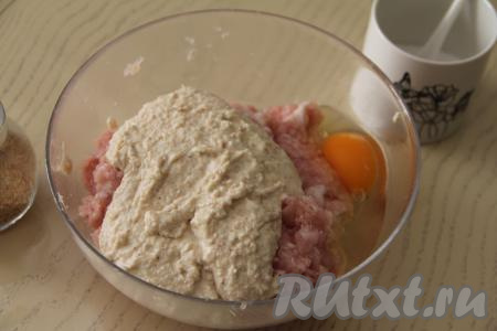 Хлеб отжать от лишней жидкости и тоже пропустить через мясорубку в миску с фаршем, добавить сырое куриное яйцо.