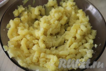 Картошку измельчить в пюре с помощью толкушки, дать немного остыть.&nbsp;