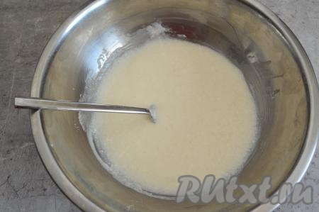 Творожная начинка должна получиться в меру густой, напоминающей сметану средней жирности. Если творожная начинка у вас получится жидковатой (многое зависит от влажности творога и жирности сметаны), тогда можно добавить 30 грамм муки и вмешать её в творожную массу. Я муку не добавляла.