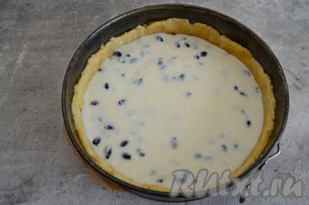 Сверху на ягоды жимолости вылить творожную начинку.