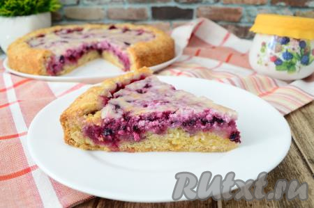 Готовую выпечку достать из духовки, дать немного остыть, убрать бортики формы. Этому&nbsp; пирогу нужно дать полностью остыть, чтобы творожно-ягодная начинка хорошо стабилизировалась. А затем нарезать на кусочки и подать вкусную, нежнейшую выпечку к чаю или кофе. Вот как аппетитно выглядит песочный пирог с жимолостью и творогом в разрезе.