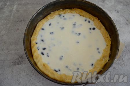 Если бортик получился очень высоким, можно его подогнуть к начинке.