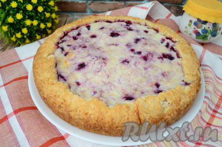 Пирог с жимолостью и творогом поставить выпекаться в разогретую до 180 градусов духовку на 45 минут. Готовность песочного пирога проверяйте по творожной начинке, для этого проколите начинку сухой деревянной зубочисткой, если после прокола на зубочистке не будет следов творога, значит выпечка готова.