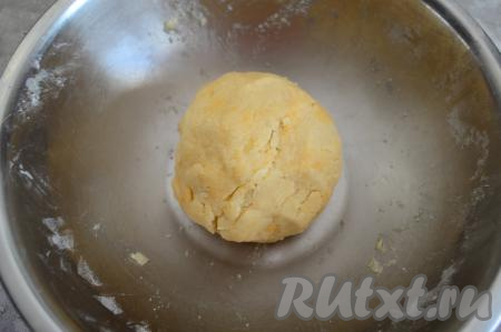 Быстро вмешать сырое яйцо в крошку, собирая песочное тесто в ком. Вымешивать долго песочное тесто не нужно, как только оно соберётся в ком, значит прекращаем замес. Песочное тесто получилось мягким, не липнущим к рукам, приятным в работе. Если тесто не собирается в ком, жидковато, тогда добавьте немого муки. А если наоборот, тесто рассыпается, тогда влейте 1-2 столовых ложки холодной воды. У меня тесто сразу собралось в ком, поэтому ни воду, ни дополнительную муку добавлять не пришлось.