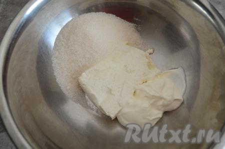 Для получения начинки в глубокой миске соединить сметану, творог и сахар, перемешать творожную начинку до однородности.