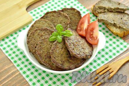 Печёночные котлеты, приготовленные из куриной печени на сковороде по классическому рецепту, получаются вкусными, сытными, с нежной структурой, к столу их можно подать с гарниром или просто на ломтике хлеба.