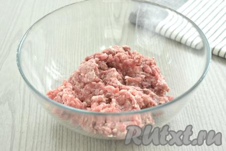 Мясо (у меня - свинина) моем, нарезаем на кусочки и пропускаем через мясорубку в объёмную миску.