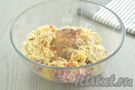 Солим содержимое миски, сдабриваем молотыми специями (я всыпала паприку и чёрный молотый перец, вы можете добавить в фарш свои любимые специи).