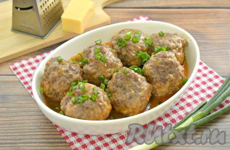 Сочные, нежные, вкусные тефтели с сыром раскладываем со сковороды по тарелкам и подаём к столу с любимым гарниром, посыпав, по желанию, свежей зеленью.