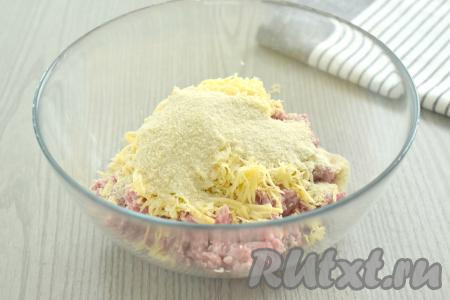 Сюда же всыпаем панировочные сухари мелкого помола.