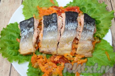 Вкусную, сочную, нежную горбушу подать к столу в горячем виде. Овощная подушка, на которой запекалась рыба, станет полноценным гарниром.