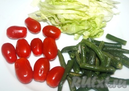 Приготовить помидоры, листовой салат и стручковую фасоль. Стручковую фасоль отварить в кипящей воде в течение 3-х минут и затем сразу опустить в холодную воду для сохранения жесткости и цвета. Салат крупно нарезать.