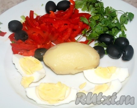 А также приготовить отваренные вкрутую яйца, сваренный картофель, оливки, зелень и нарезанный сладкий перец. Картофель и яйцо крупно порезать.